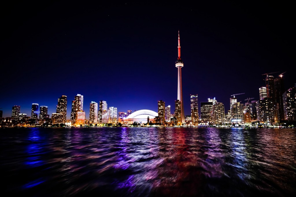 a view of Toronto at night