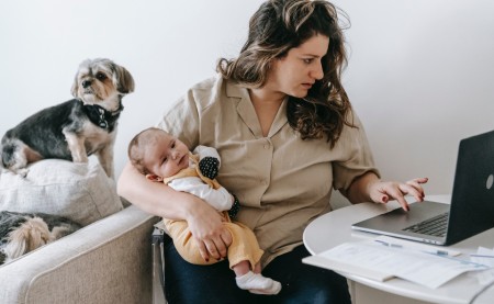 Woman reading how to handle your kids and pets on moving day on her lap top