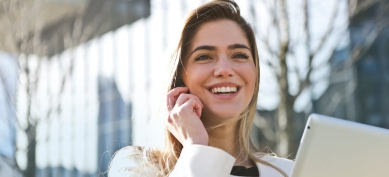 Person getting information about moving from Ontario to Quebec over the phone